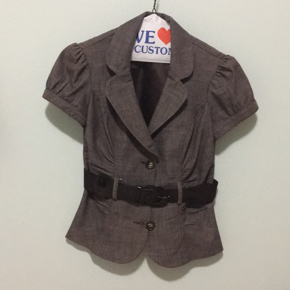 Short-sleeved Grey blazer with belt.